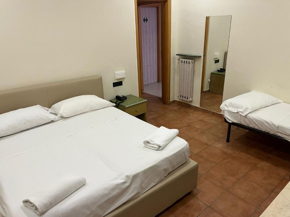 Hotel Porta A Porta เนเปิลส์ ภายนอก รูปภาพ