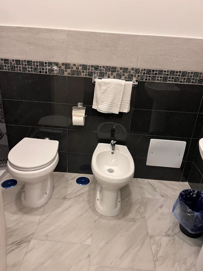 Hotel Porta A Porta เนเปิลส์ ภายนอก รูปภาพ